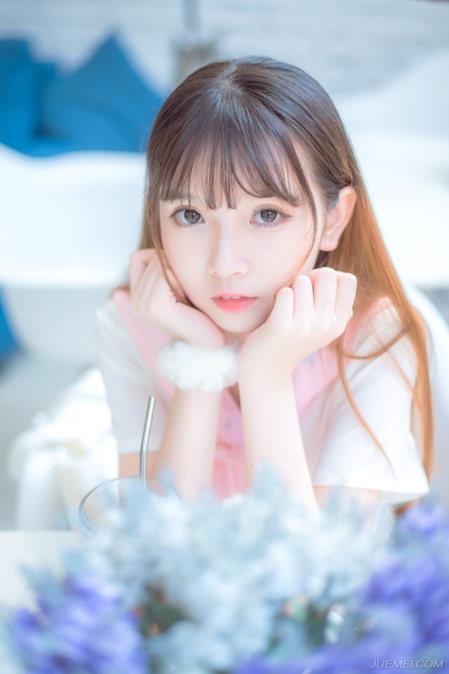 “还未鸣金，怎能后撤！给我杀光这帮胡人！”关羽怒哼一声，手中的大刀划过一道奇异的弧光，两颗人头冲天而起，脚下的地面已经看不清楚本来的颜色。